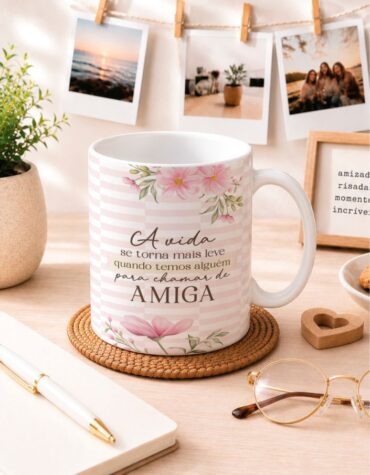 Caneca Personalizada "A Vida Fica Mais Leve com uma Amiga" — Floral Rosa Xadrez